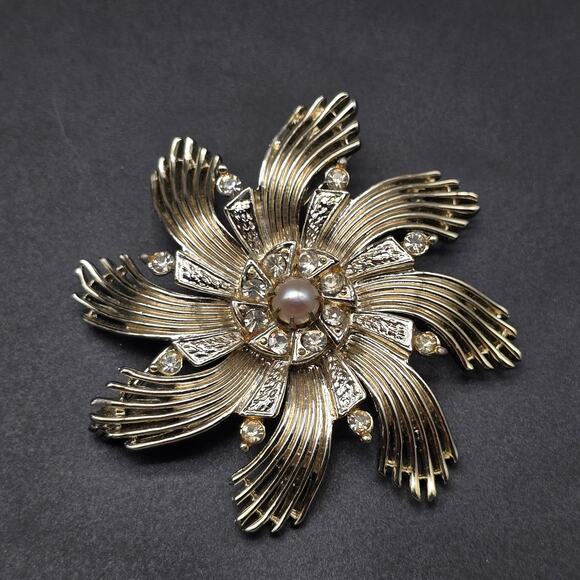 Ceil Chapman Gold Tone Flower Brooch Rhinestone Accents Costume Jewelry - Picture 1 of 7